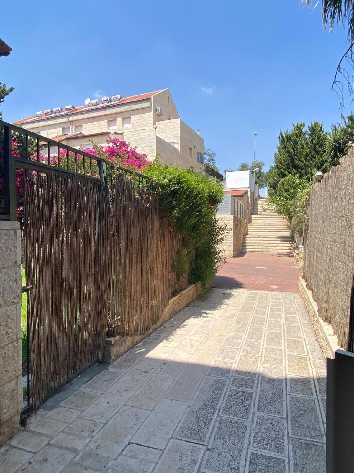 Apartmán דירת גן מרווחת במיקום מעולה עם נטפליקס חינמי Ma'ale Adumim Exteriér fotografie